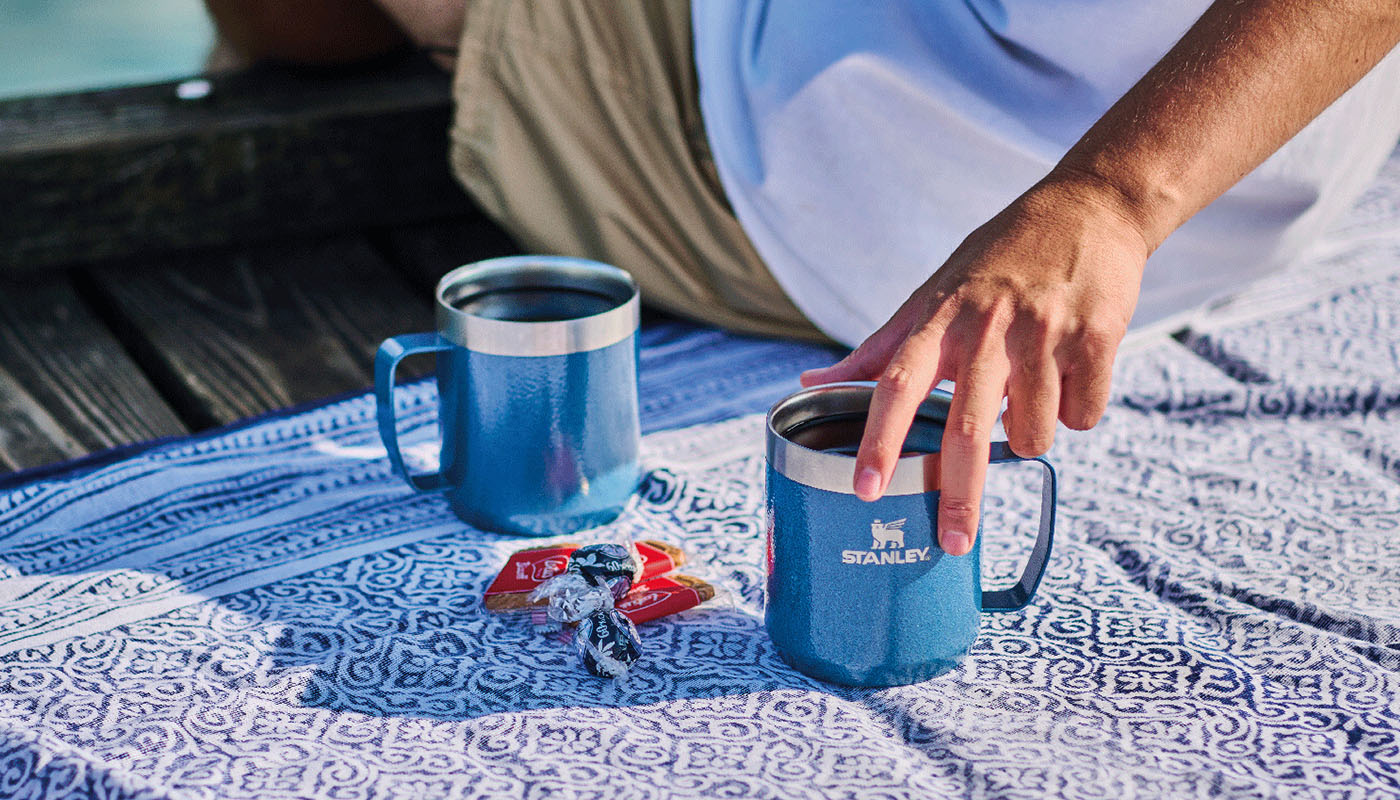 スタンレーから、湖面に映るブルーを表現したステンレス製マグ、グラス