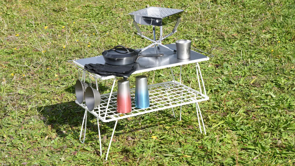 ユニフレームの「フィールドラック」に、別注のホワイトが登場。自宅の