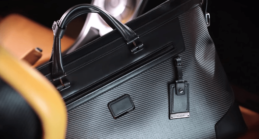 柔らかい」カーボンファイバーを実現：バッグをイノヴェイトするトゥミ