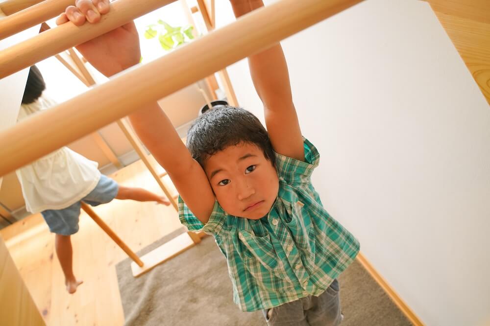 握力低下の防止に 【室内用うんてい】鉛筆を握る、物を持つ。握力低下