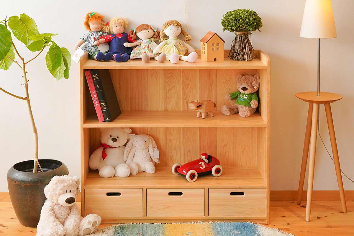 絵本やおもちゃを一緒に収納できる棚。絵本とおもちゃの棚100cm