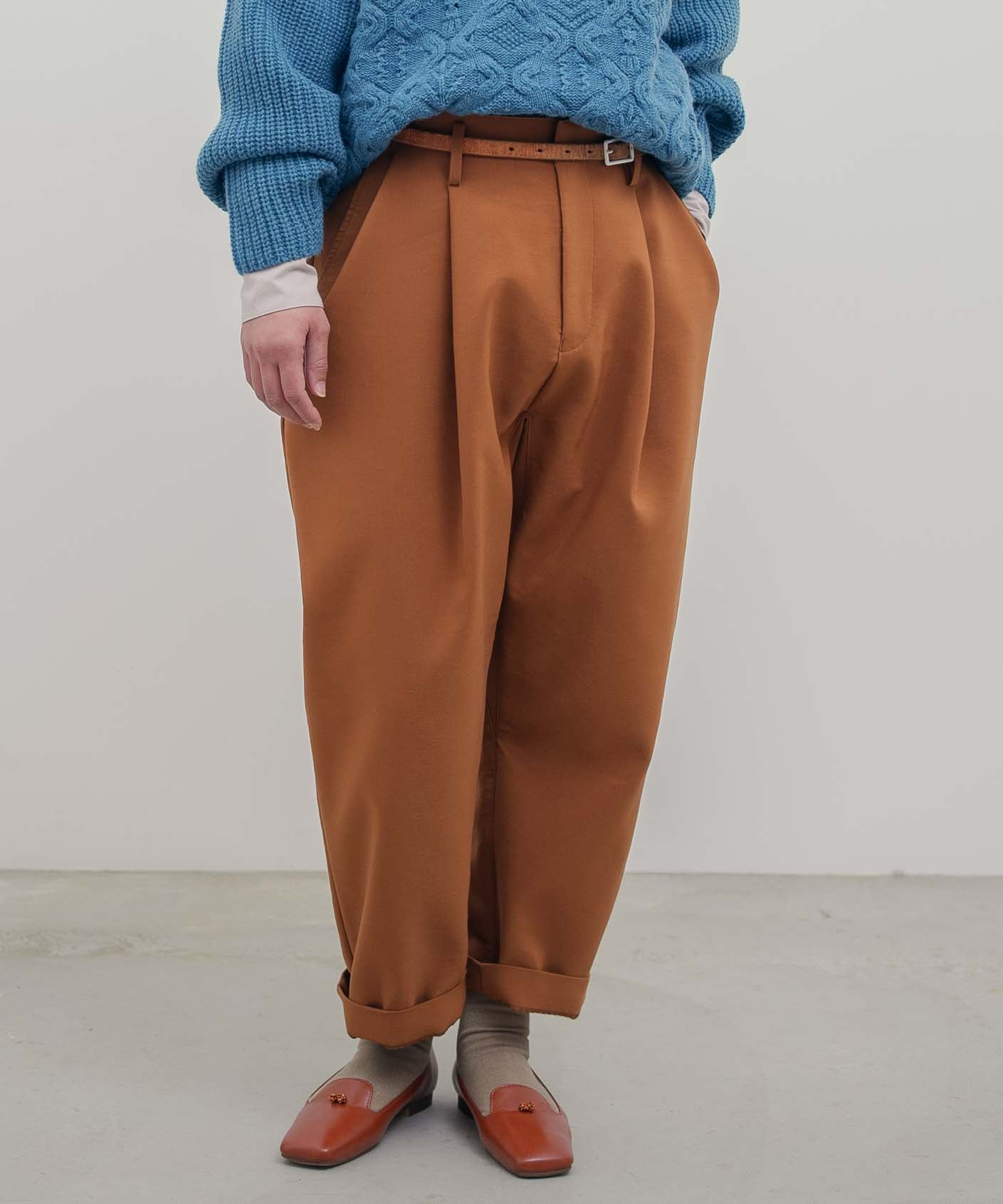 トリプルクロス タックパンツ｜軽くてふっくらした三重織り生地