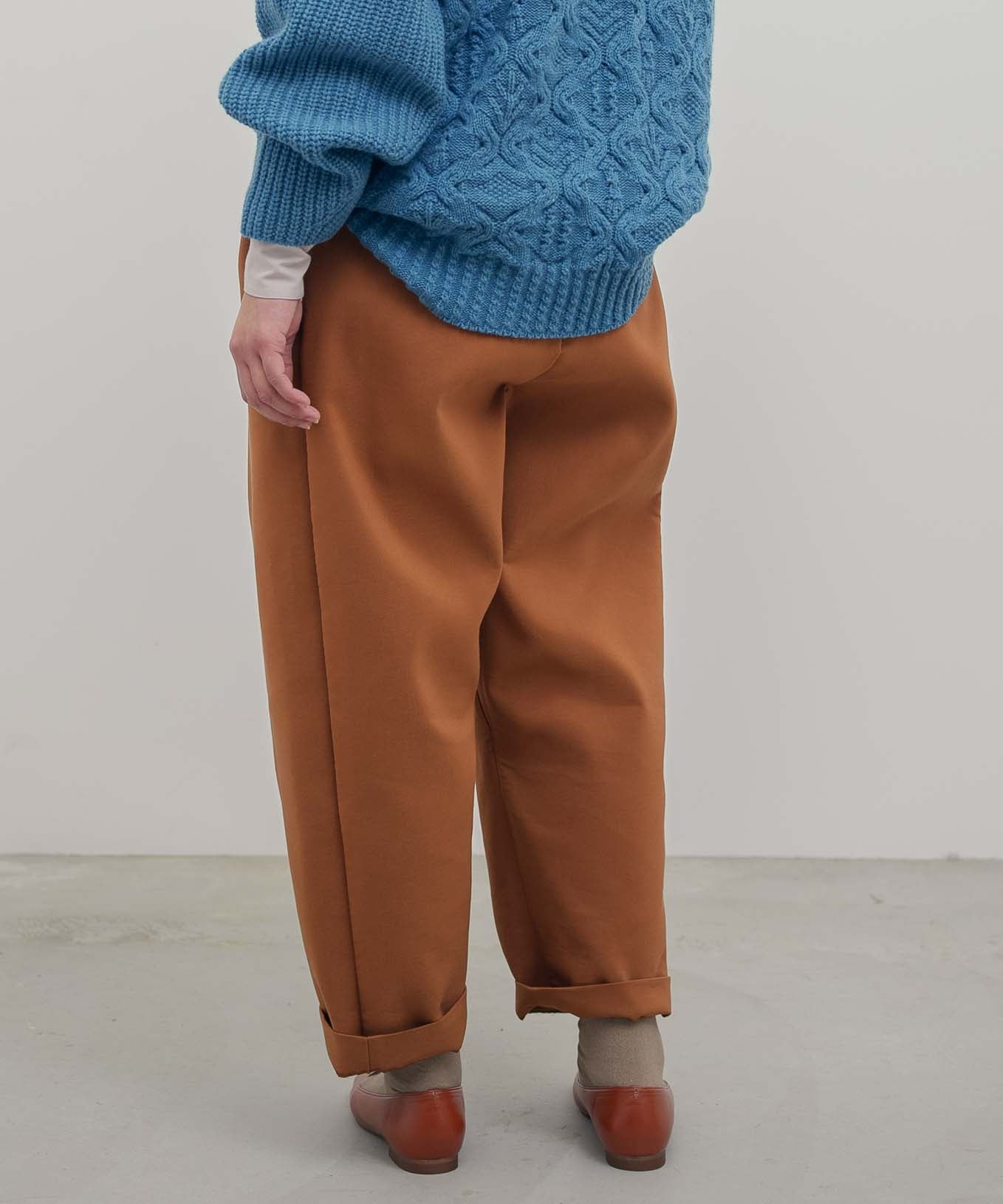 トリプルクロス タックパンツ｜軽くてふっくらした三重織り生地