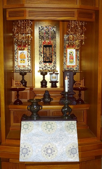 日蓮宗（法華宗）の仏具 | 仏さまの祀り方・仏具の配置を解説 - 供養