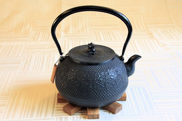 鉄瓶】長寿堂 佐藤勝芳作 丸形桜 1.8L（H) 鉄瓶・瓶敷 COOK & DINE HAYAMA