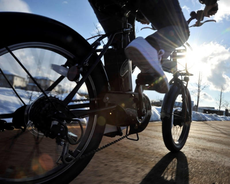 CAPTAIN STAGから、アウトドアスタイルの電動折りたたみ自転車が登場