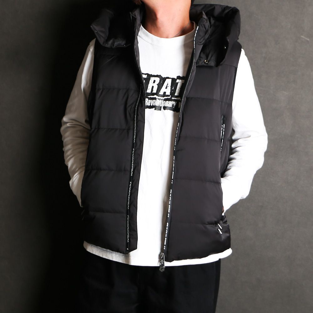 1PIU1UGUALE3 RELAX - LOGO ZIP DOWN VEST - BLACK / ジップロゴ