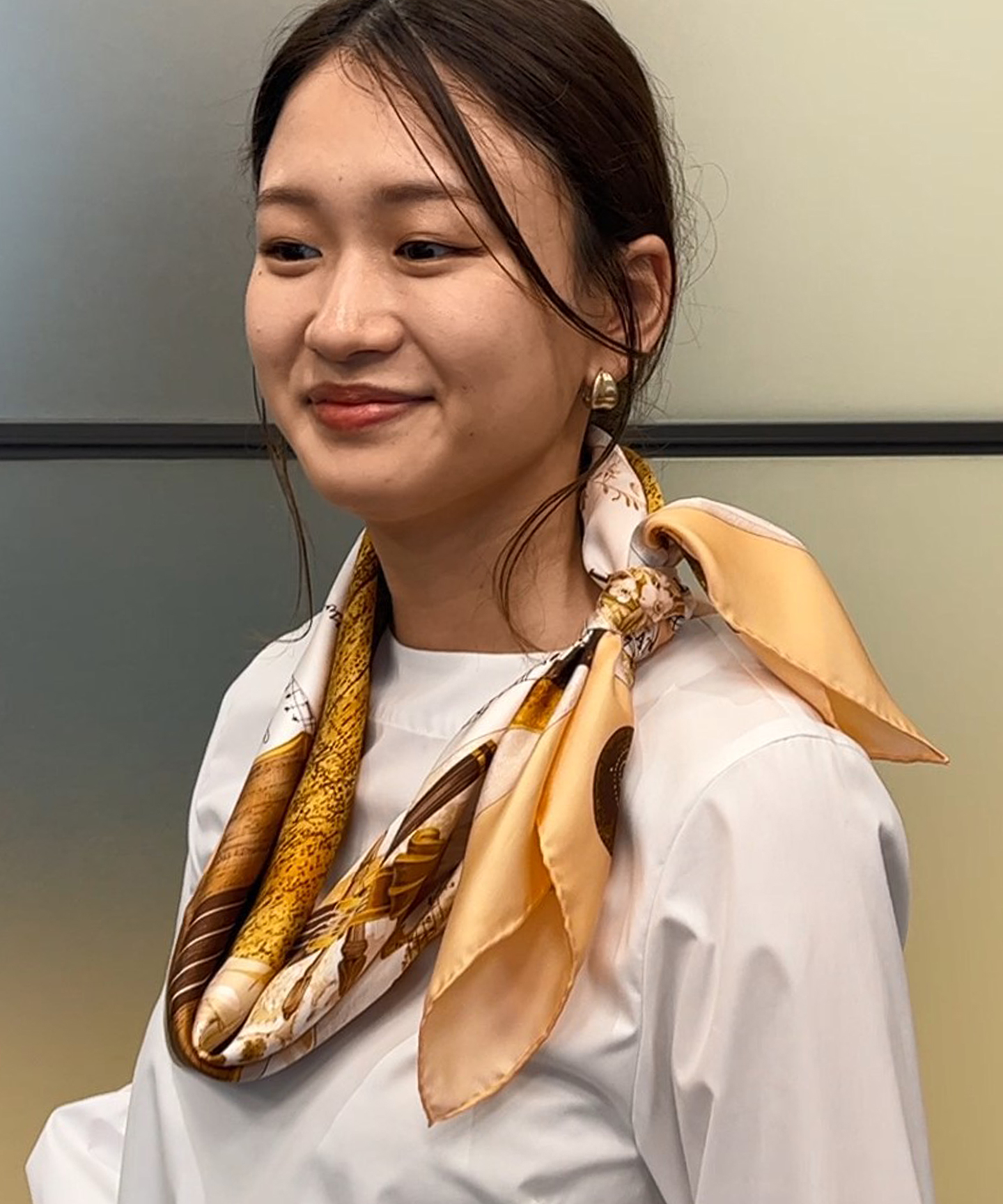 Mr.スカーフが教える、 簡単スカーフ巻き方講座 PART.4 Marca ｜ CRAHUG