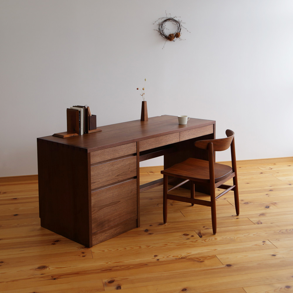 ウォールナット無垢材のオーダー片袖机 D-93(書斎机 幅150cm)・家具