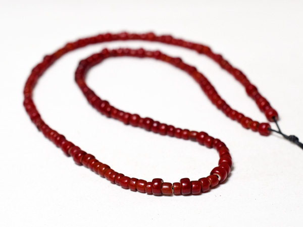 2512】ANTIQUEホワイトハーツ血赤&濃赤輪切型ミックス中粒ビーズ一連A1