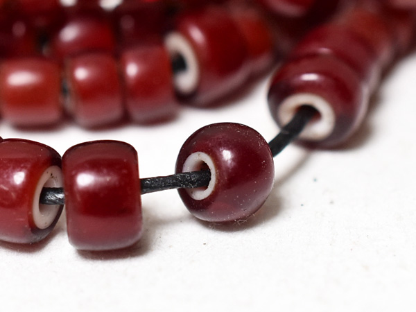 2512】ANTIQUEホワイトハーツ血赤&濃赤輪切型ミックス中粒ビーズ一連A1