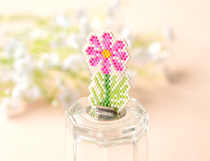 デリカビーズ織りで作るフラワーティッシュカバー