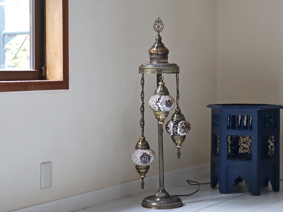 モザイクシャンデリアスタンドランプ 3灯 全高94cm アンバー E17/15W