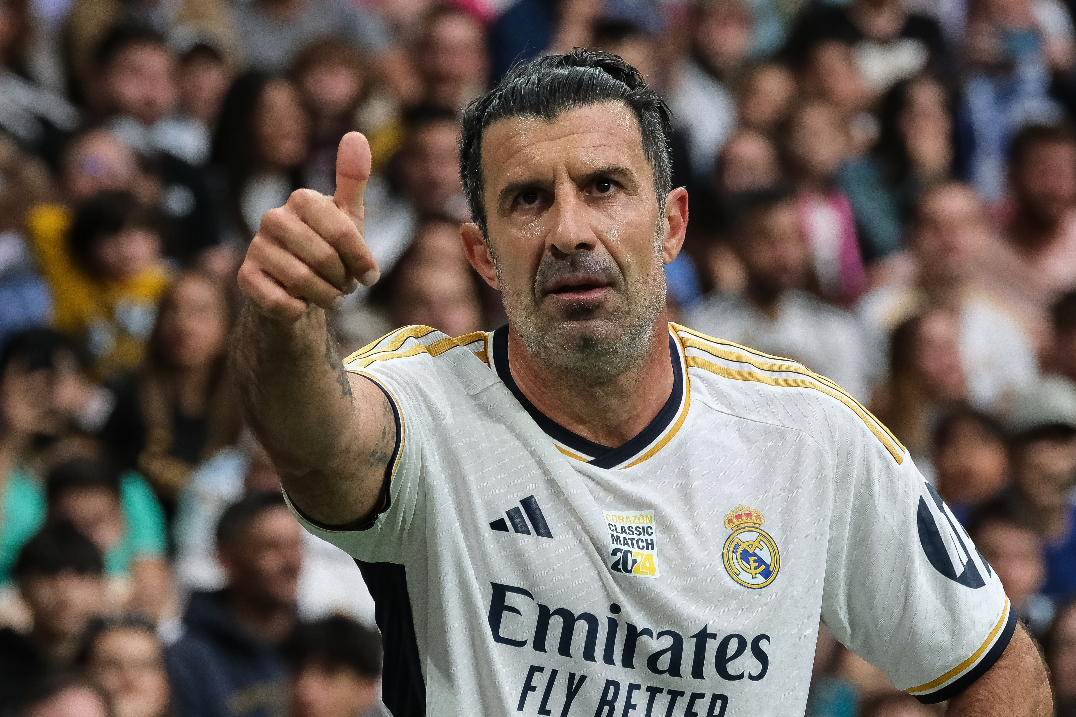 バルセロナでは、ルイス・フィーゴがVIPとしてスタンドからバルサ対PSG