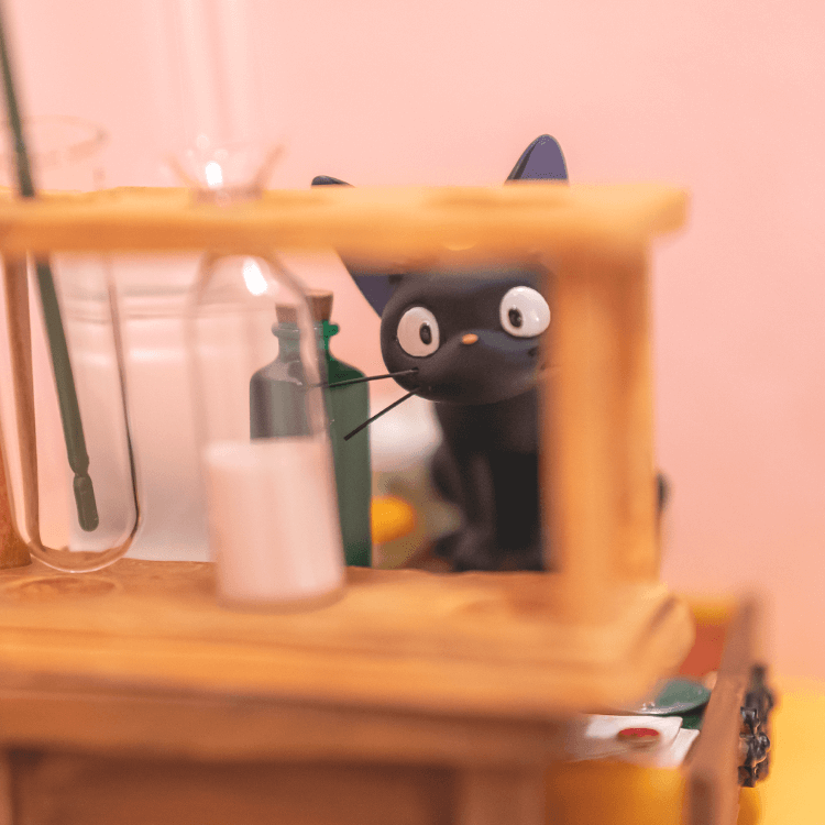 魔女の宅急便 ジオラマ砂時計 コキリの実験室｜三鷹の森ジブリ美術館