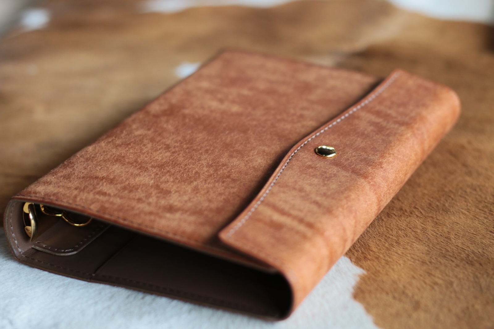 バイブルサイズのヌメ革システム手帳が好みの色でオーダーできます。
