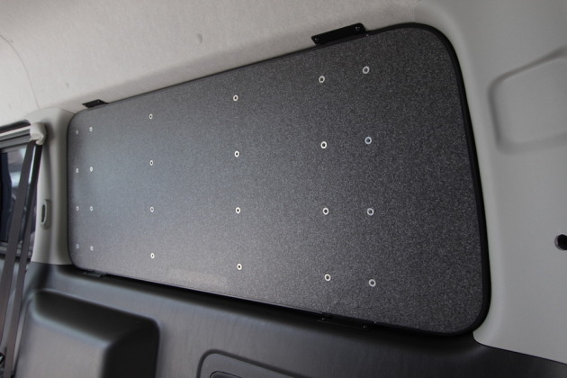 ハイエース/キャラバン用ウィンドウパネルにヘルメットトレーを装着