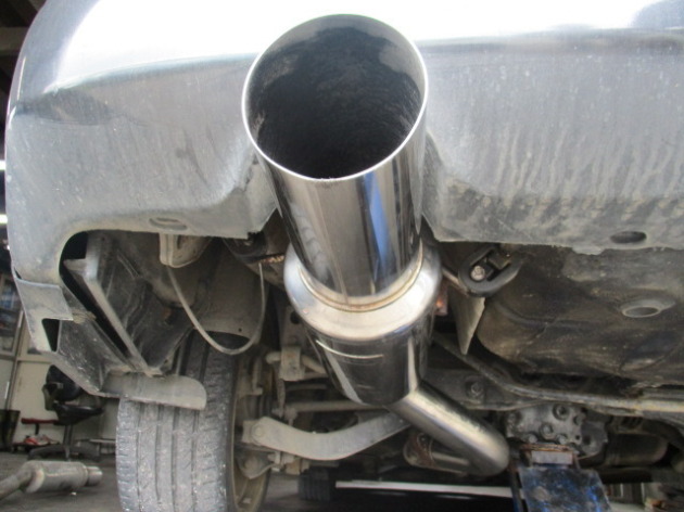 BE5レガシィB4 ブリッツ/マフラーへ交換取付！｜交通事故修理／キズ