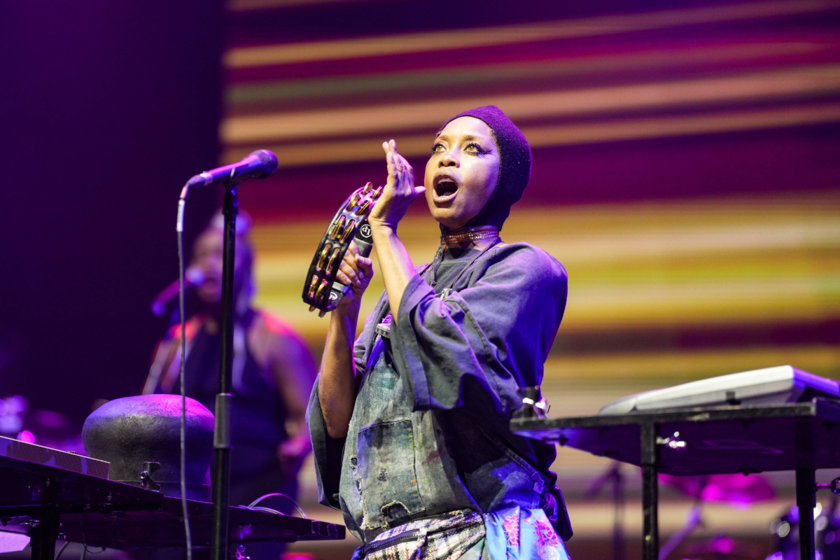 Video: Erykah Badu Pays Tribute to the Late D'Angelo in London
