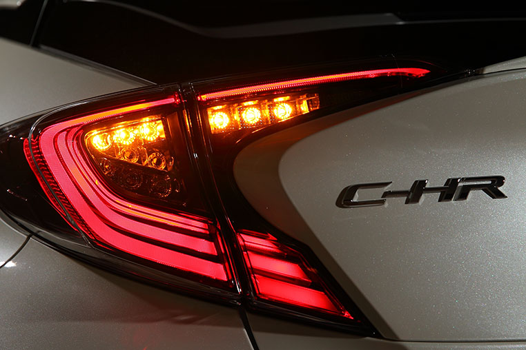 C-HRの「リア」シーケンシャルウインカー化方法