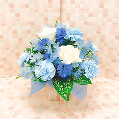 白バラとスカイブルーのアレンジメント（H35）「フィオリーノ フラワー