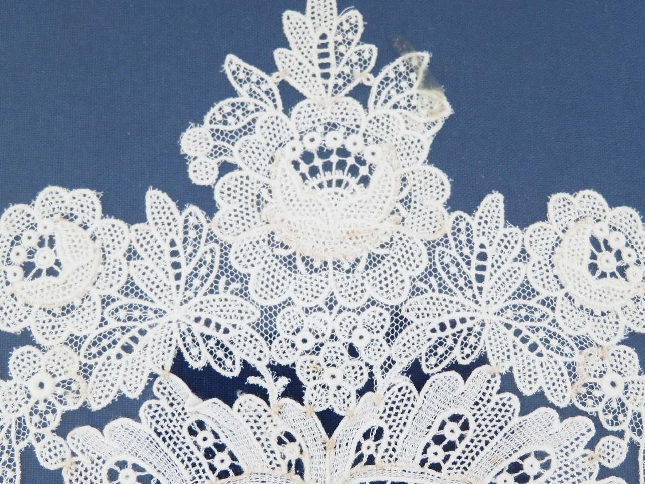 アンティークニードルワーク 昆虫＆薔薇刺繍フィレレース 大判シアー