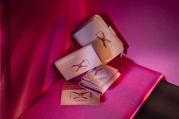 プラダから“リボン付き”「サフィアーノ」レザーグッズ、パステルカラー