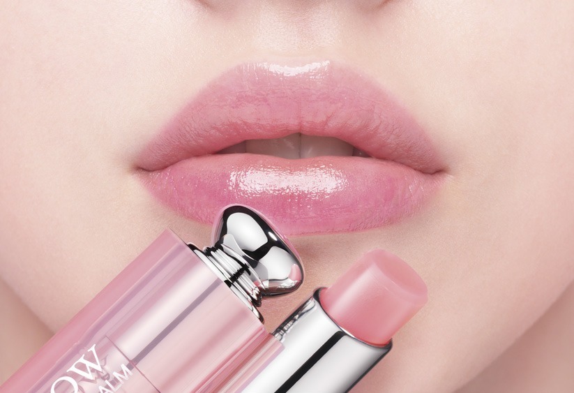 ディオールから新ロゴマニアチーク、“肌の水分量に反応”肌色にあった