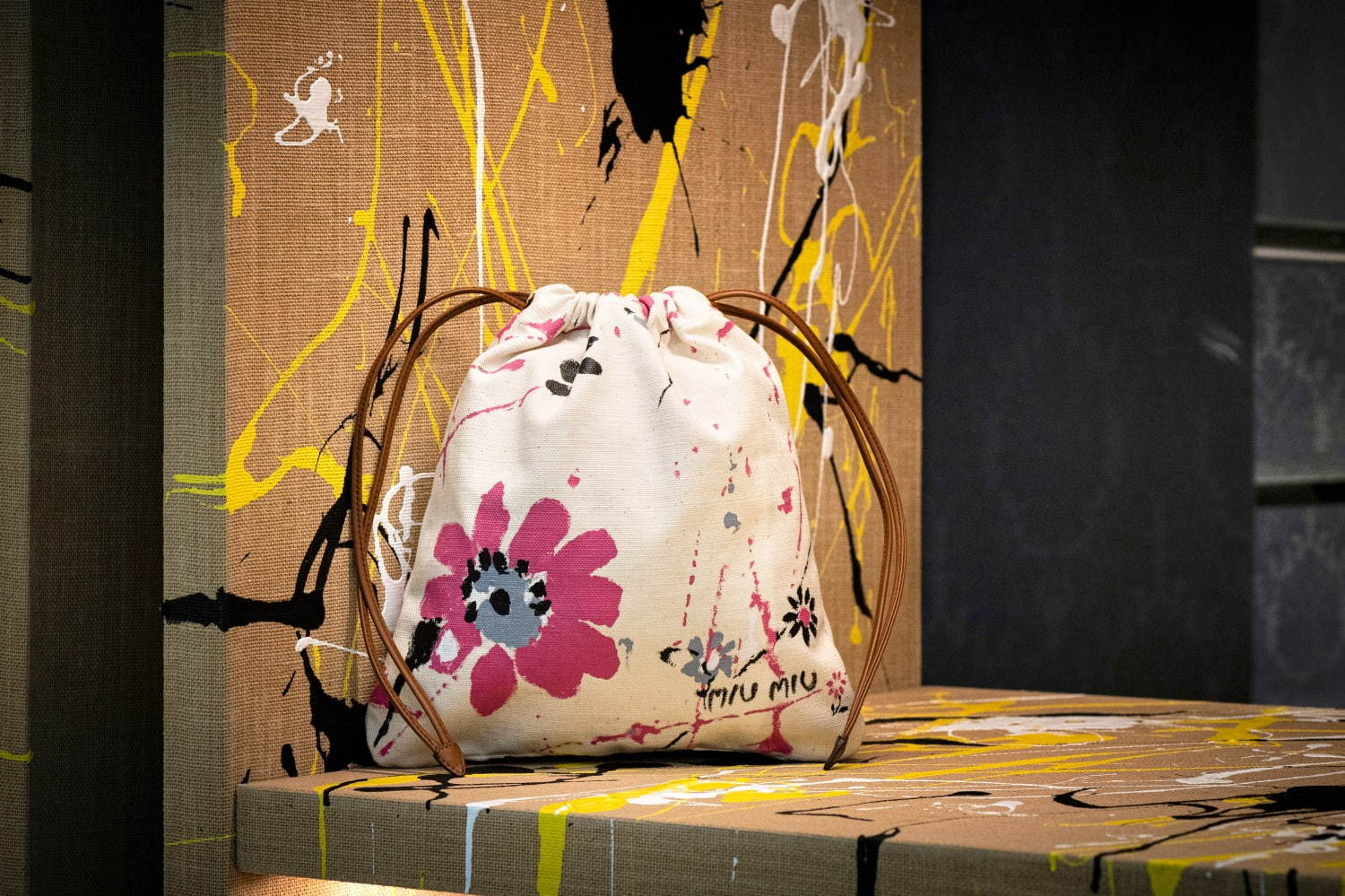 ミュウミュウから新作“花柄”ハンドバッグや初のステーショナリー