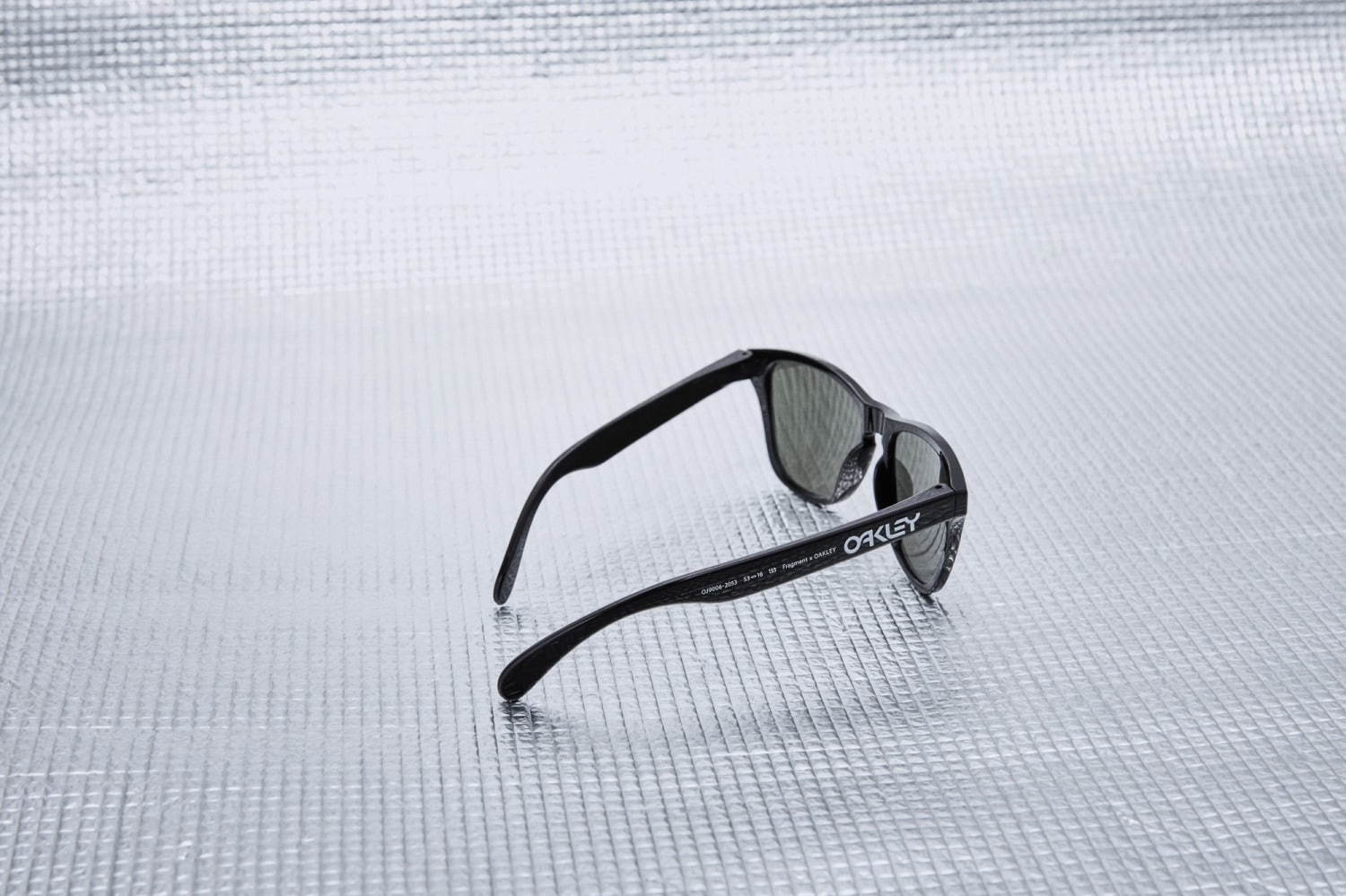 オークリー×藤原ヒロシのフラグメント新作、ロゴ入りアイウェア