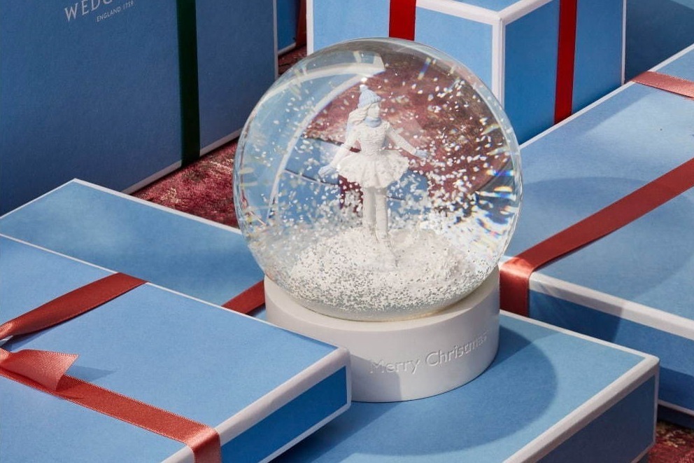 ウェッジウッドのスノードーム、雪降るドームの中でスケートを楽しむ