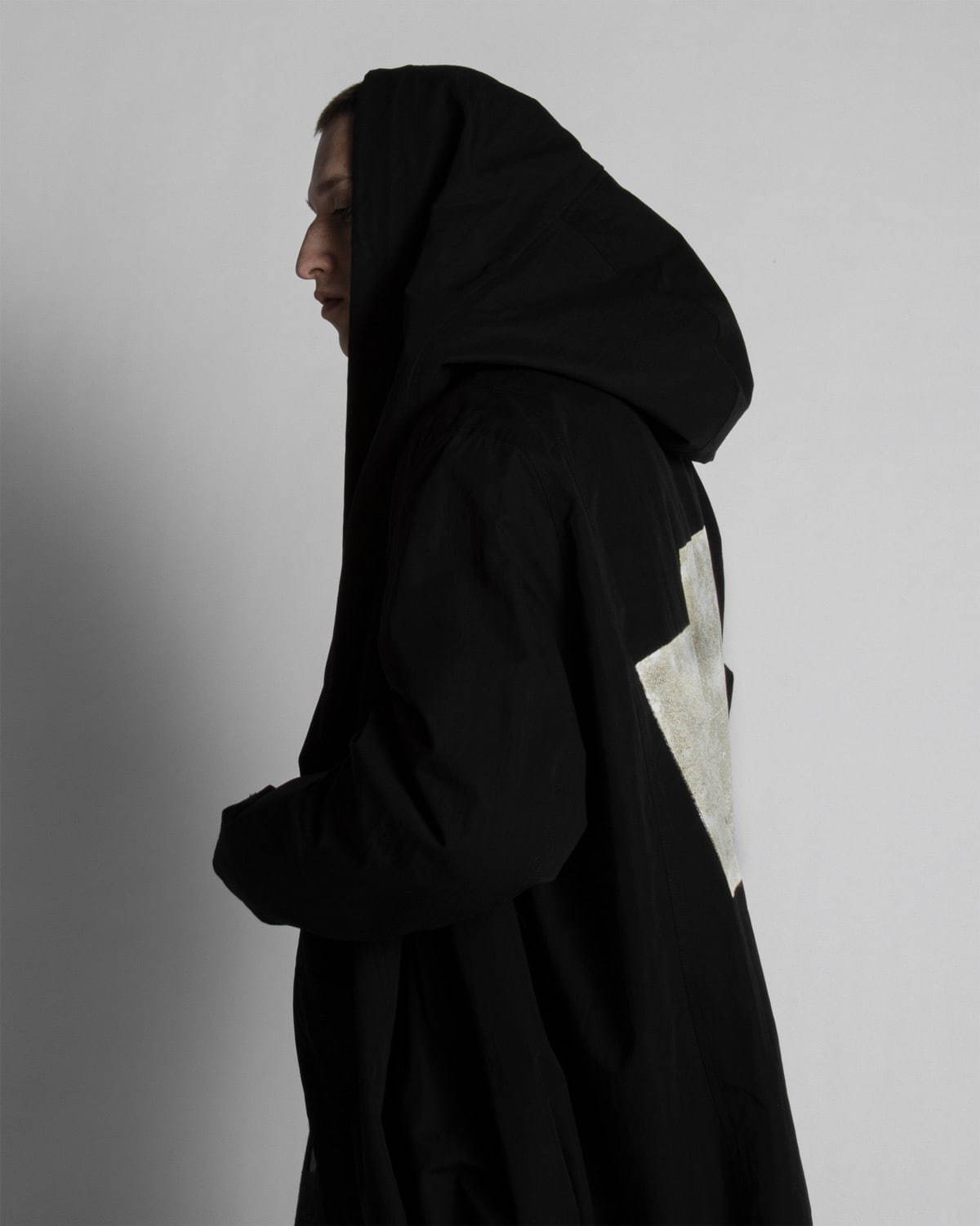 ユリウス“グラフィックプリント”を施したモッズコート、伊勢丹新宿