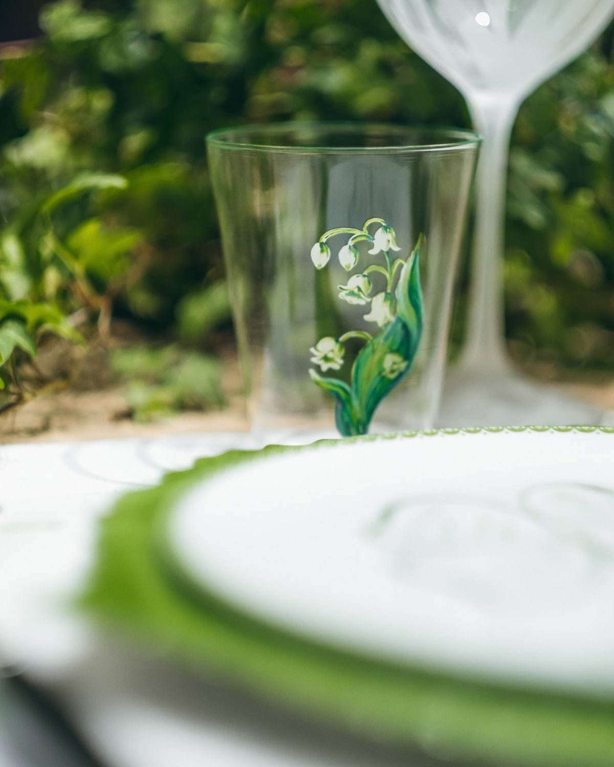 ディオール メゾンから“スズラン”モチーフの食器や雑貨、新作「リリー