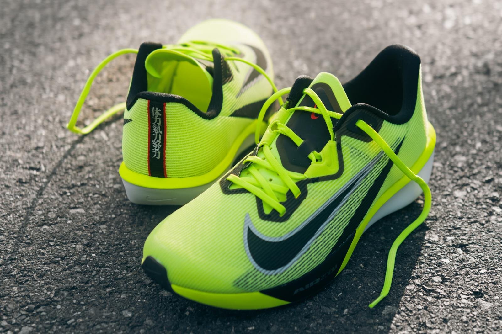 ナイキの”駅伝”着想ランニングシューズ、ライムグリーンの「アルファ