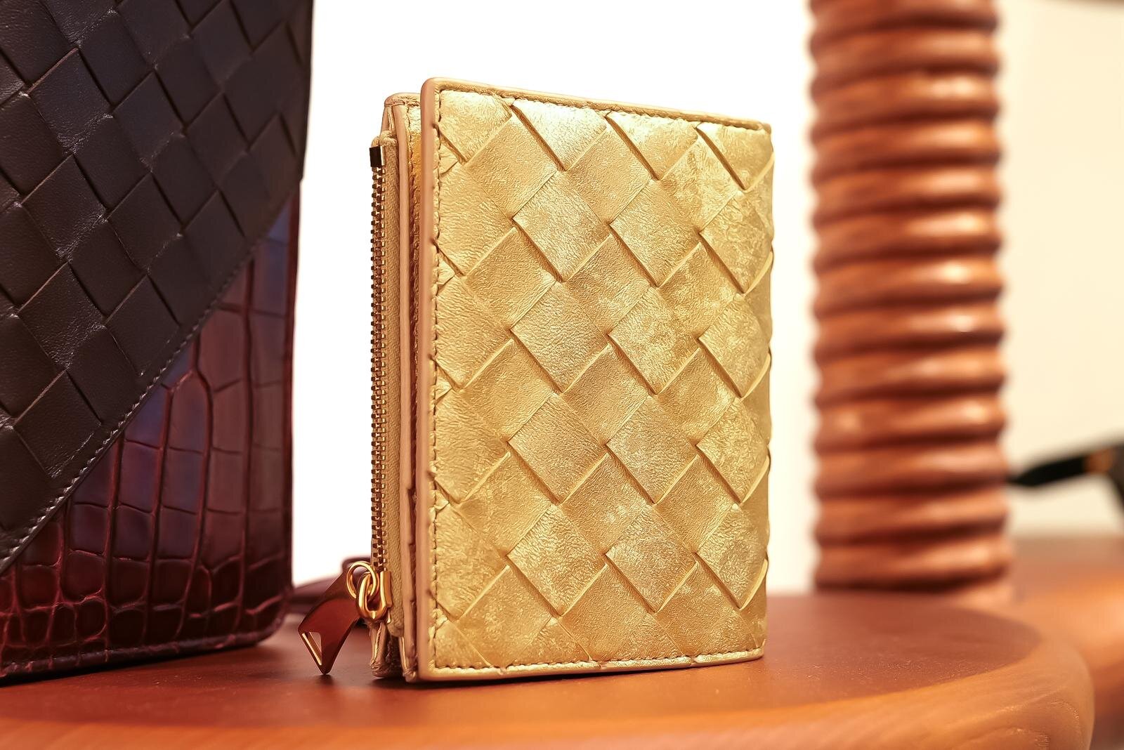 ボッテガ・ヴェネタ“黄金イントレチャート”のレザー財布、魚型ハンドル