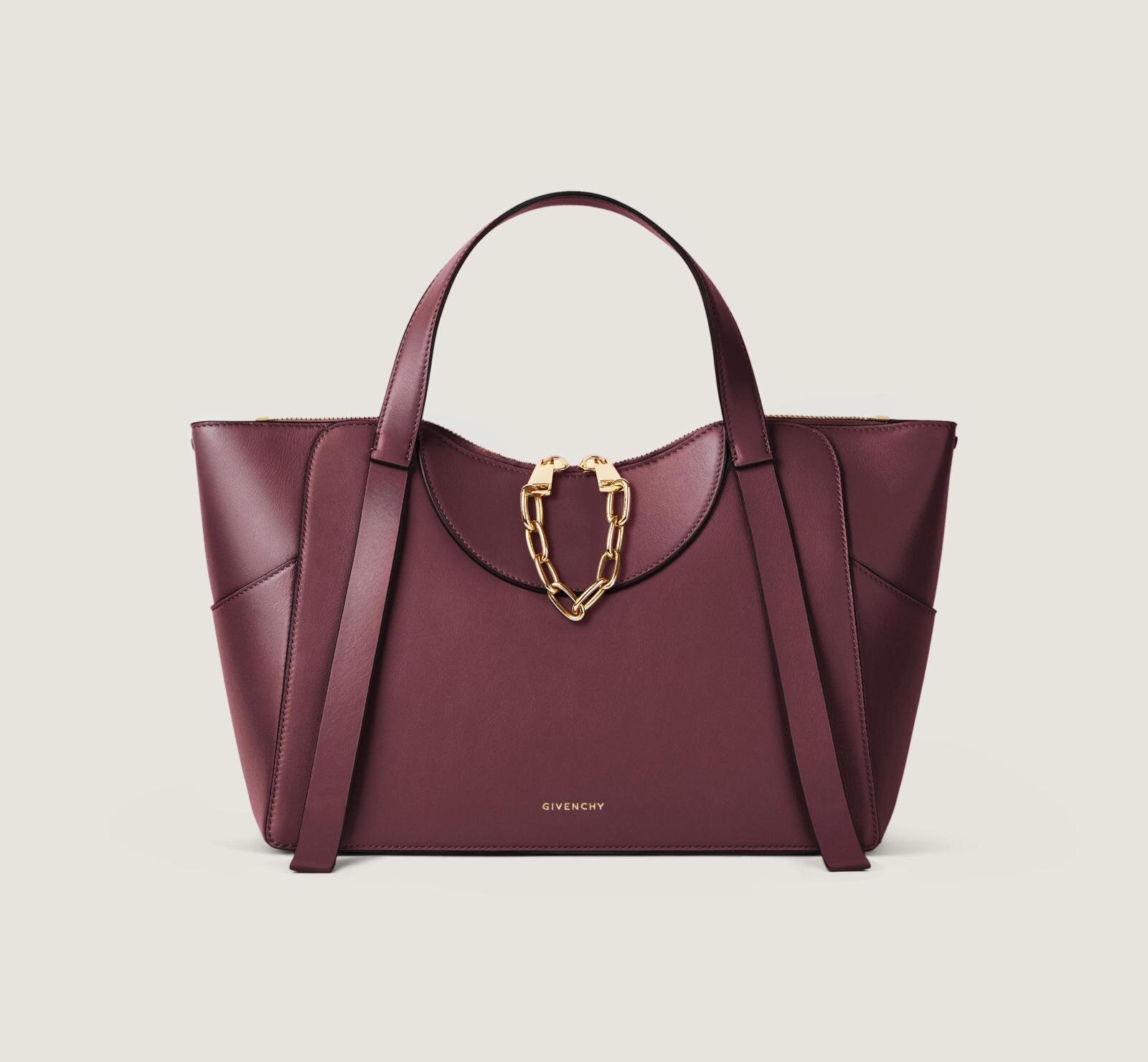 ジバンシィ”メタルチェーン”映えるレザーバッグ「ザ・スナッチ」カーブ