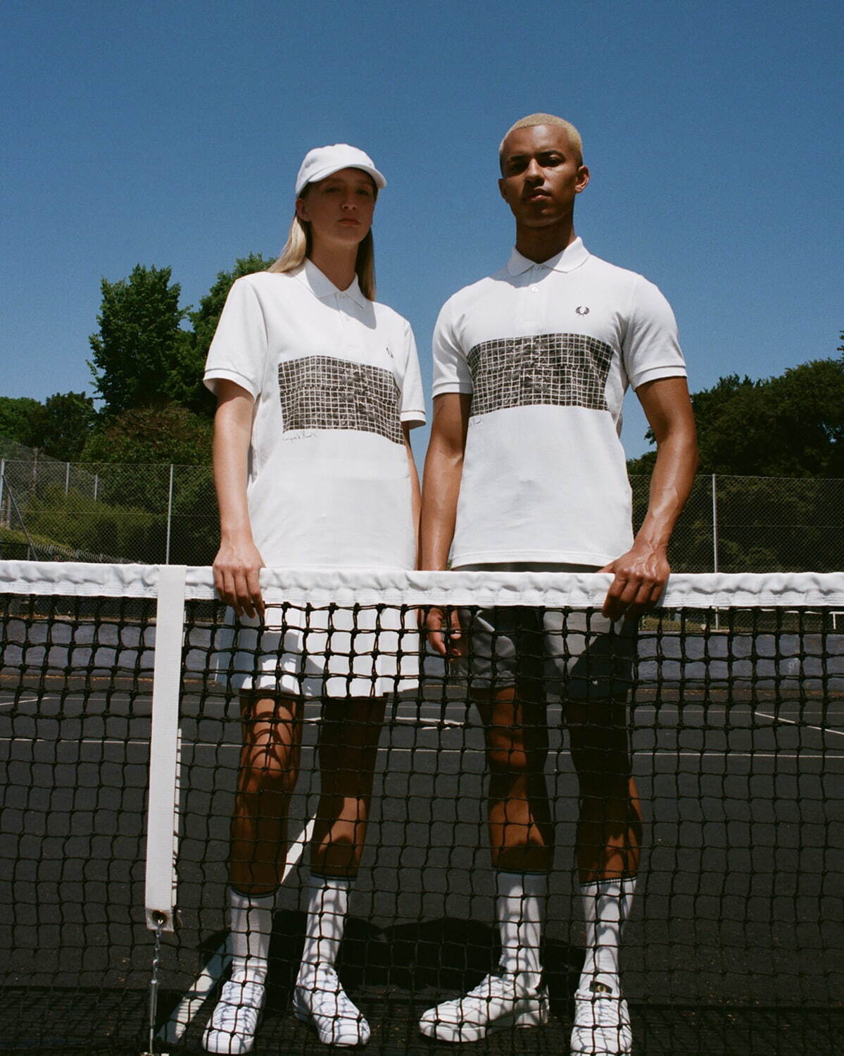 フレッドペリー×マーガレット・ハウエルの限定ポロシャツ、“芝生の上の