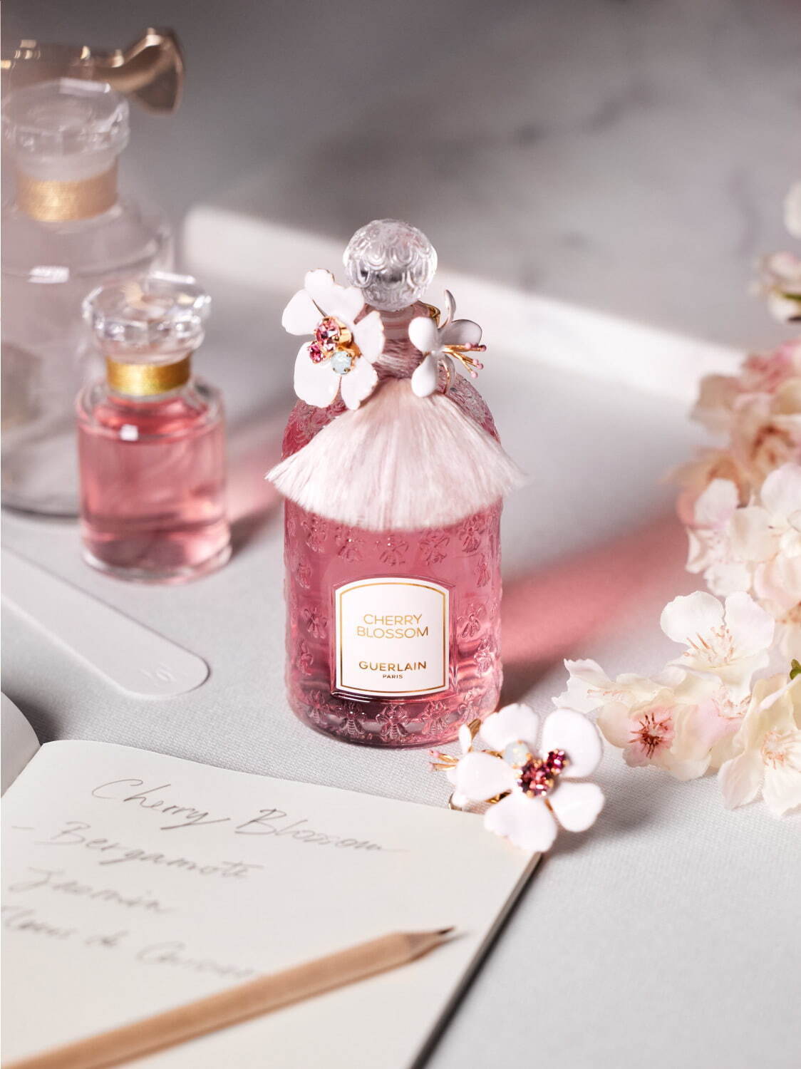 ゲラン“桜香る”24年春フレグランス「チェリーブロッサム」ボトルから