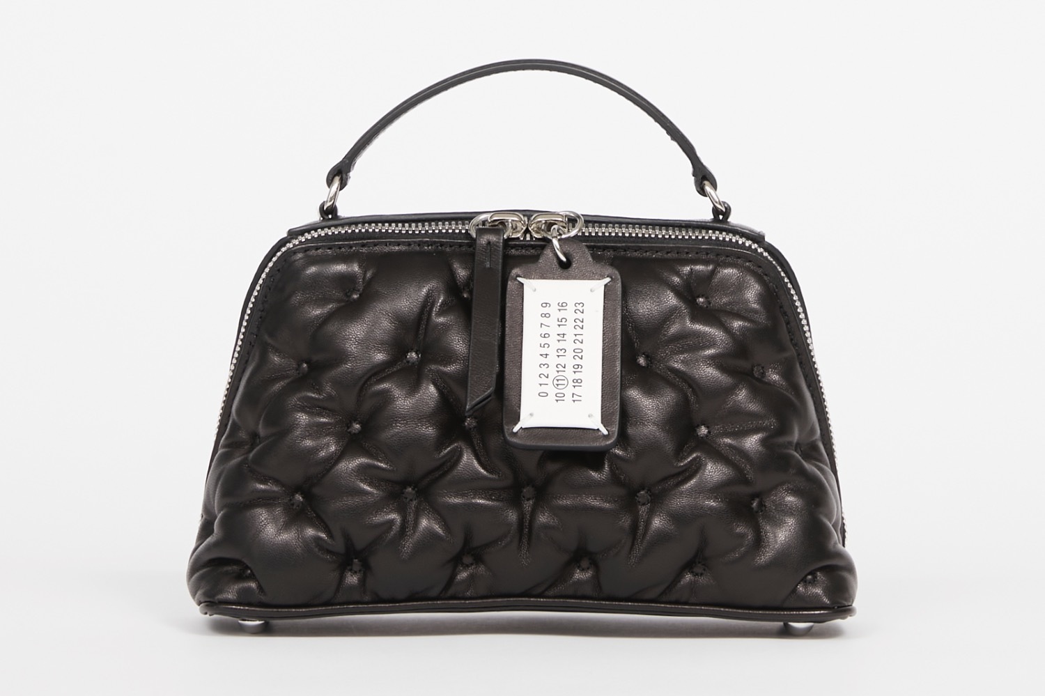 メゾン マルジェラ“雲型フォルム”のバッグ「グラム スラム」刺繍入り