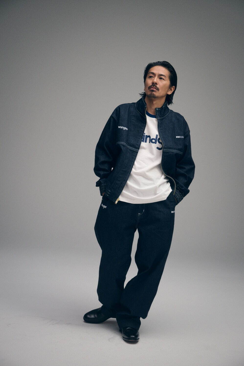 ラングラー×ウィンダンシーのデニムジャケット、コラボロゴのチェーン