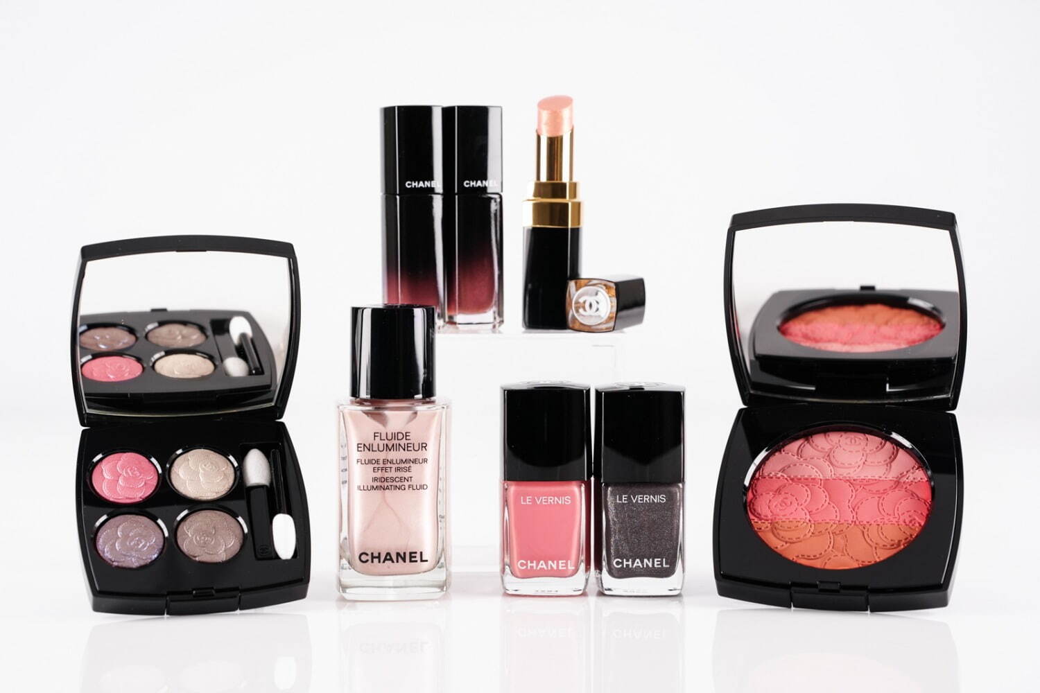 シャネル2025年春コスメ「カメリア」モチーフの4色アイシャドウ