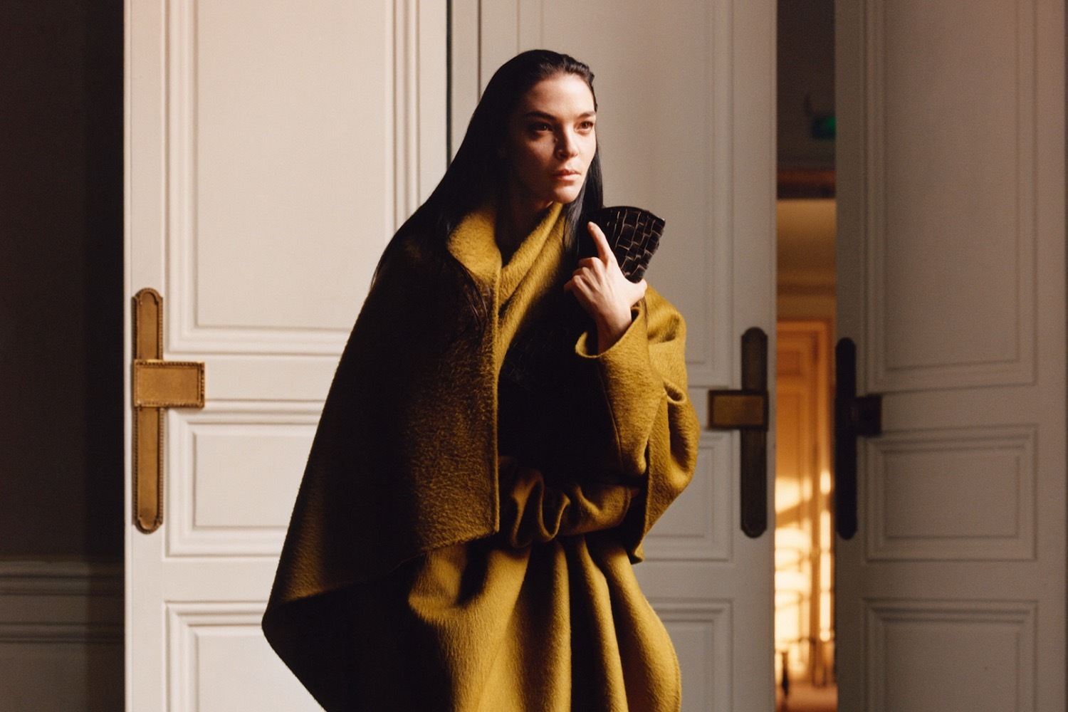 ザ・ロウ“スカーフ揺らめく”起毛カシミヤのコート＆ヘアリー素材の