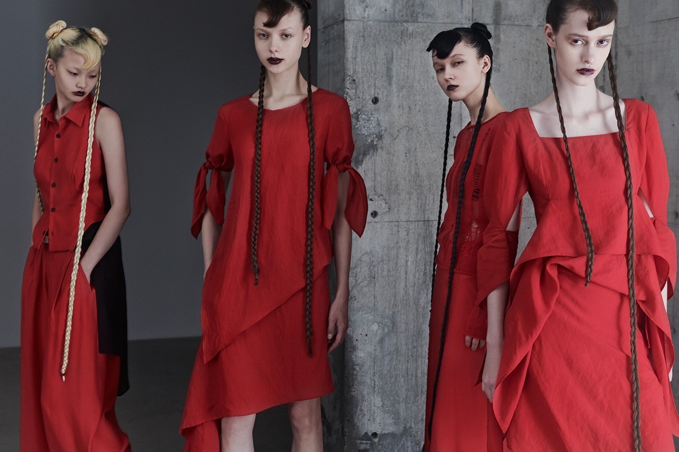 リミ フゥ25年春夏、リボン巻き付くアシンメトリーワンピース＆ネイル