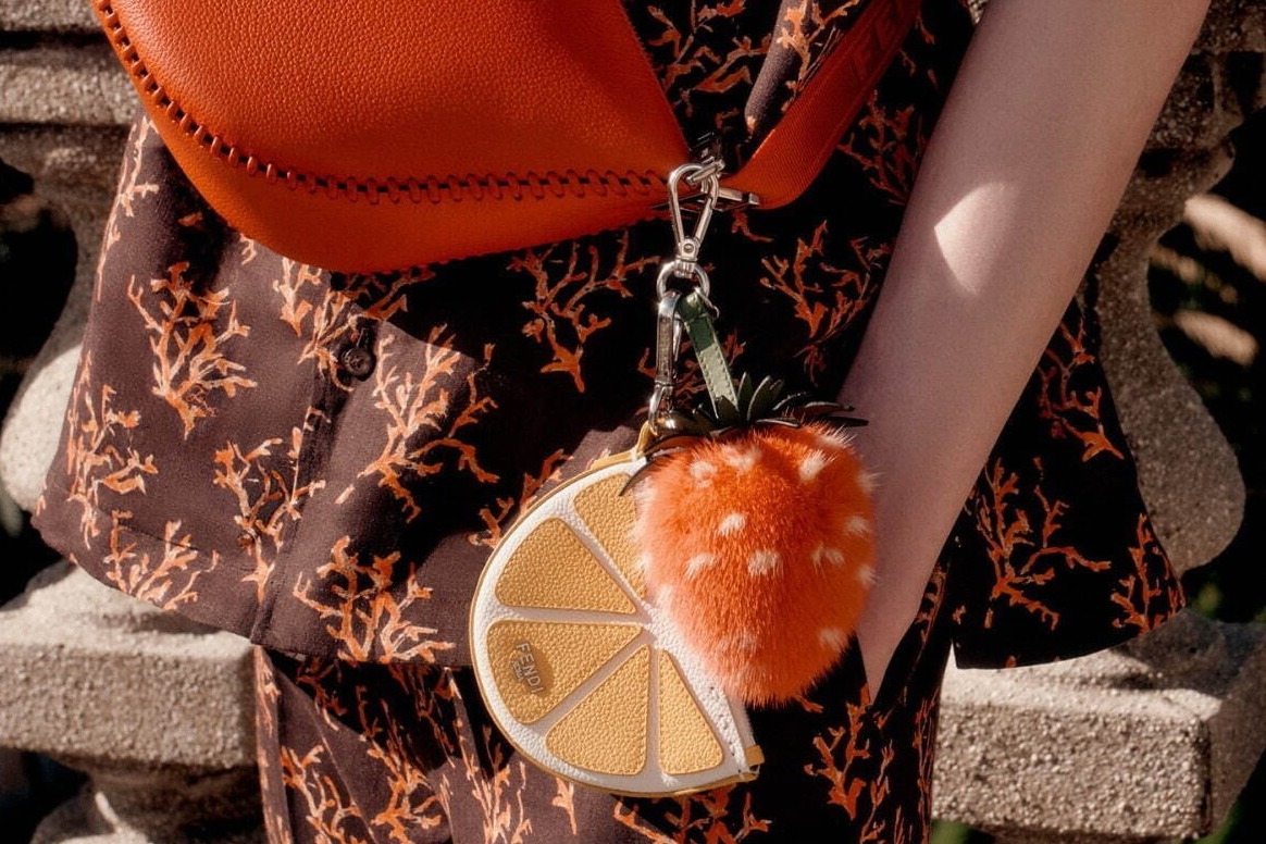 フェンディ25年サマーのバッグチャーム、“ふわふわ”ミンクのいちご