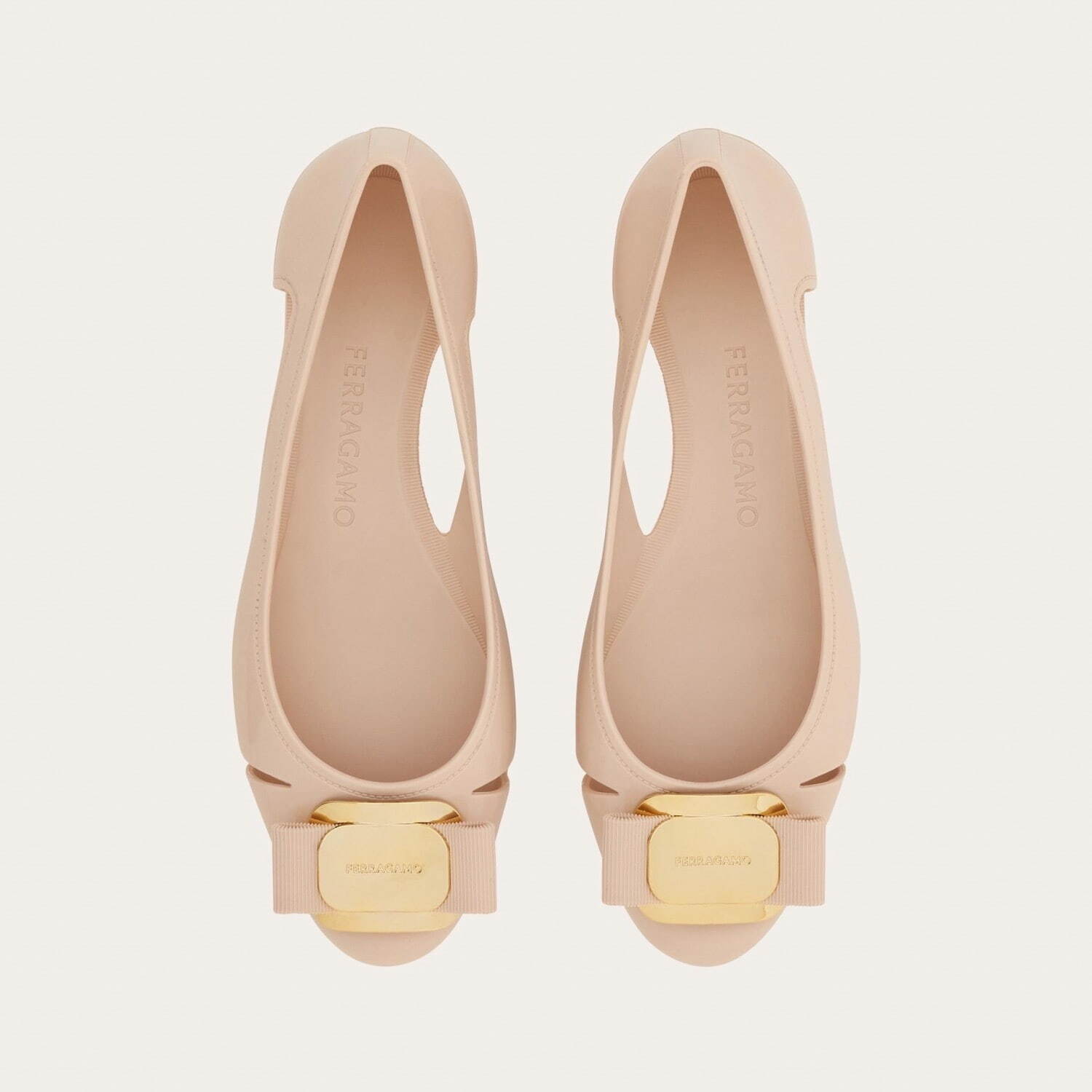 フェラガモ“大ぶりリボン”のシューズ「ヴァラ」軽やかカットアウトの