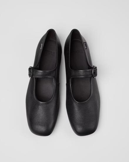 カンペール“バレエ着想”レースアップのフラットパンプス＆レザー