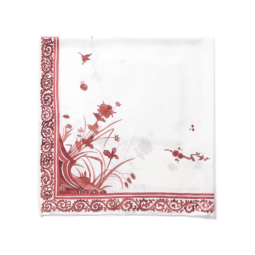 マメ クロゴウチ“初期伊万里”に着想したボタニカル柄シルクスカーフ