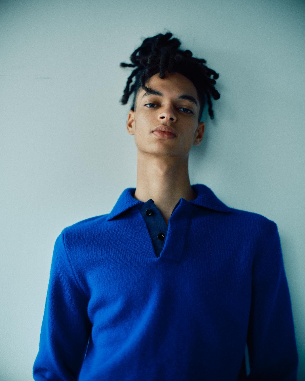 sacaiのカラーニット、幅広リブのカーディガン＆ダブルジップブルゾン