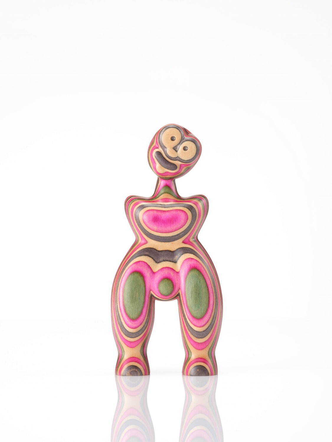 スケートボードを駆使するHaroshiの新作個展が神宮前で、スケボーを