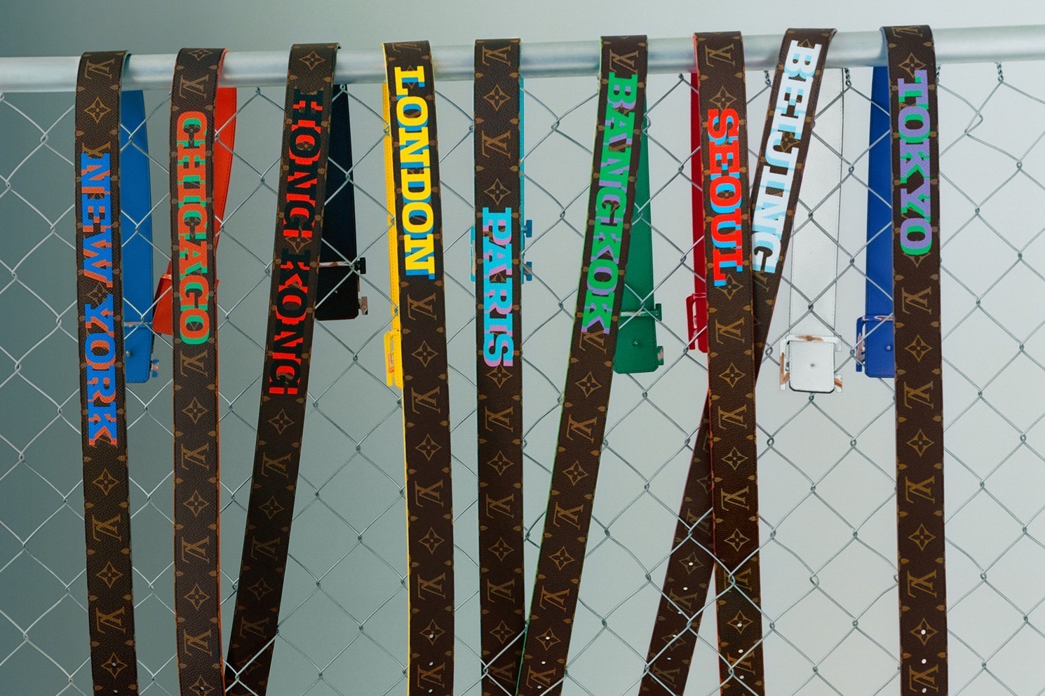 ルイ・ヴィトン“世界の都市”を配したカラフルメンズベルト、LV